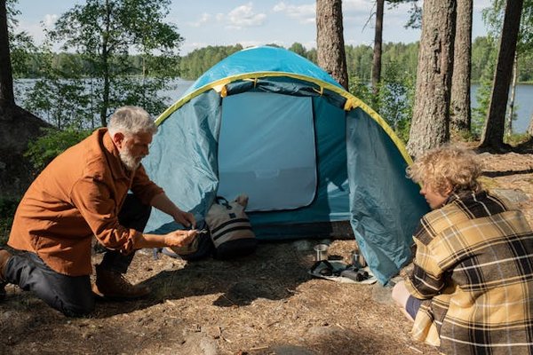 Quels sont les équipements nécessaires pour un camping en région de forêt boréale?